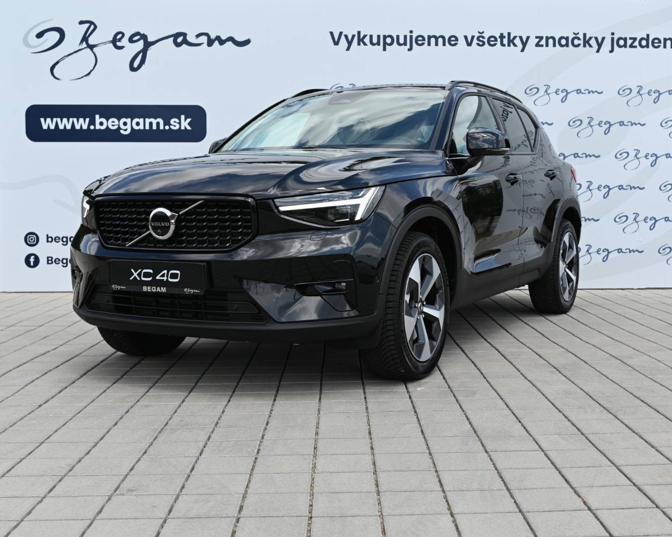 Volvo XC40 B3 (P) PLUS Bledá koža